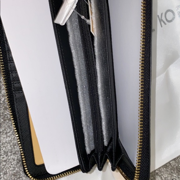 Michael Kors wristlet wallet - Picture 2 of 3